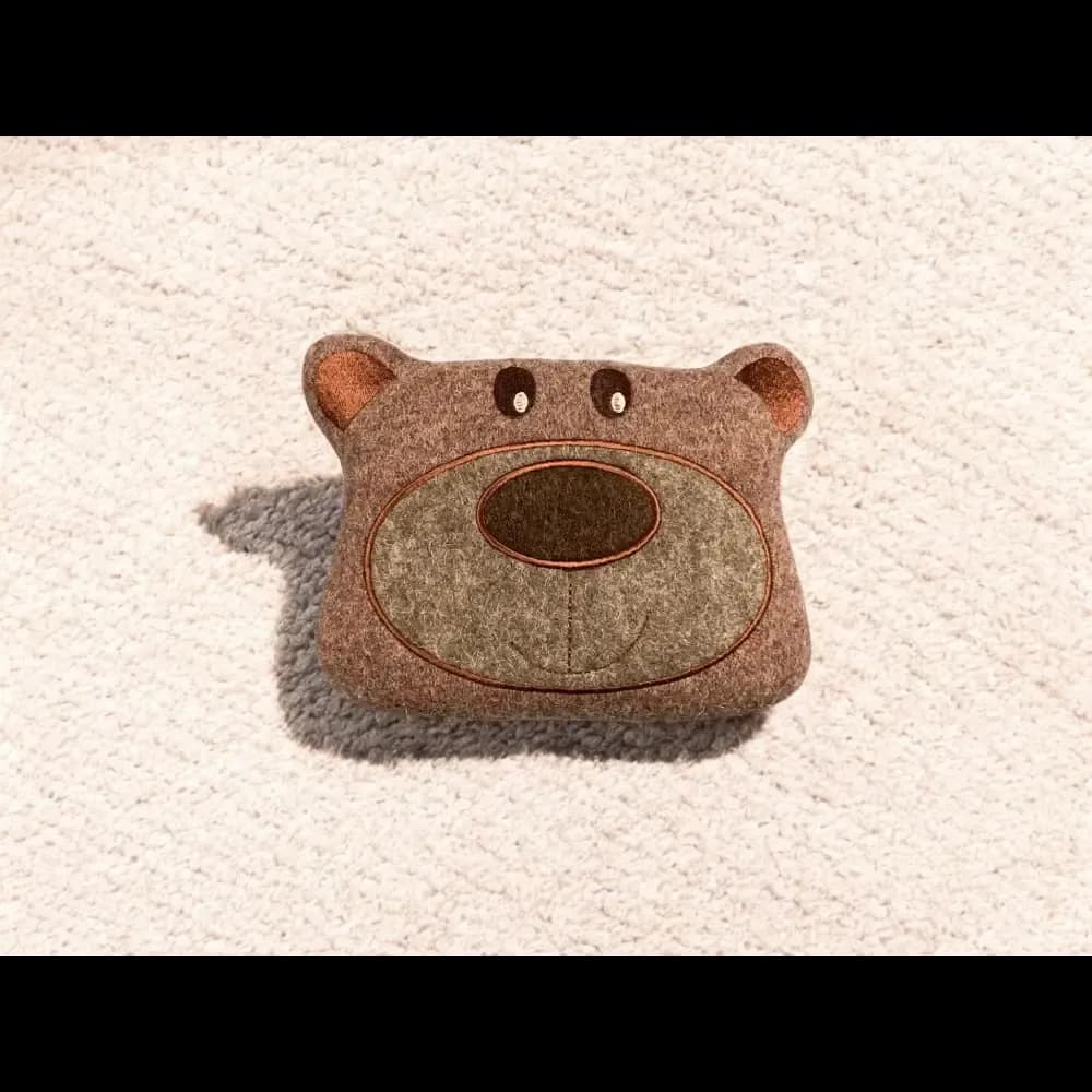 Handgefertigtes Bärenkissen als nachhaltiges Hundespielzeug