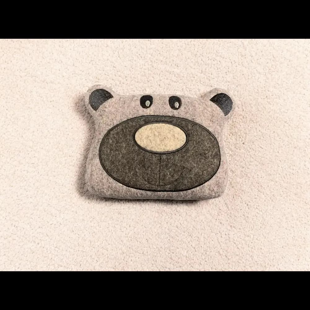 Handgefertigtes Bärenkissen als nachhaltiges Hundespielzeug